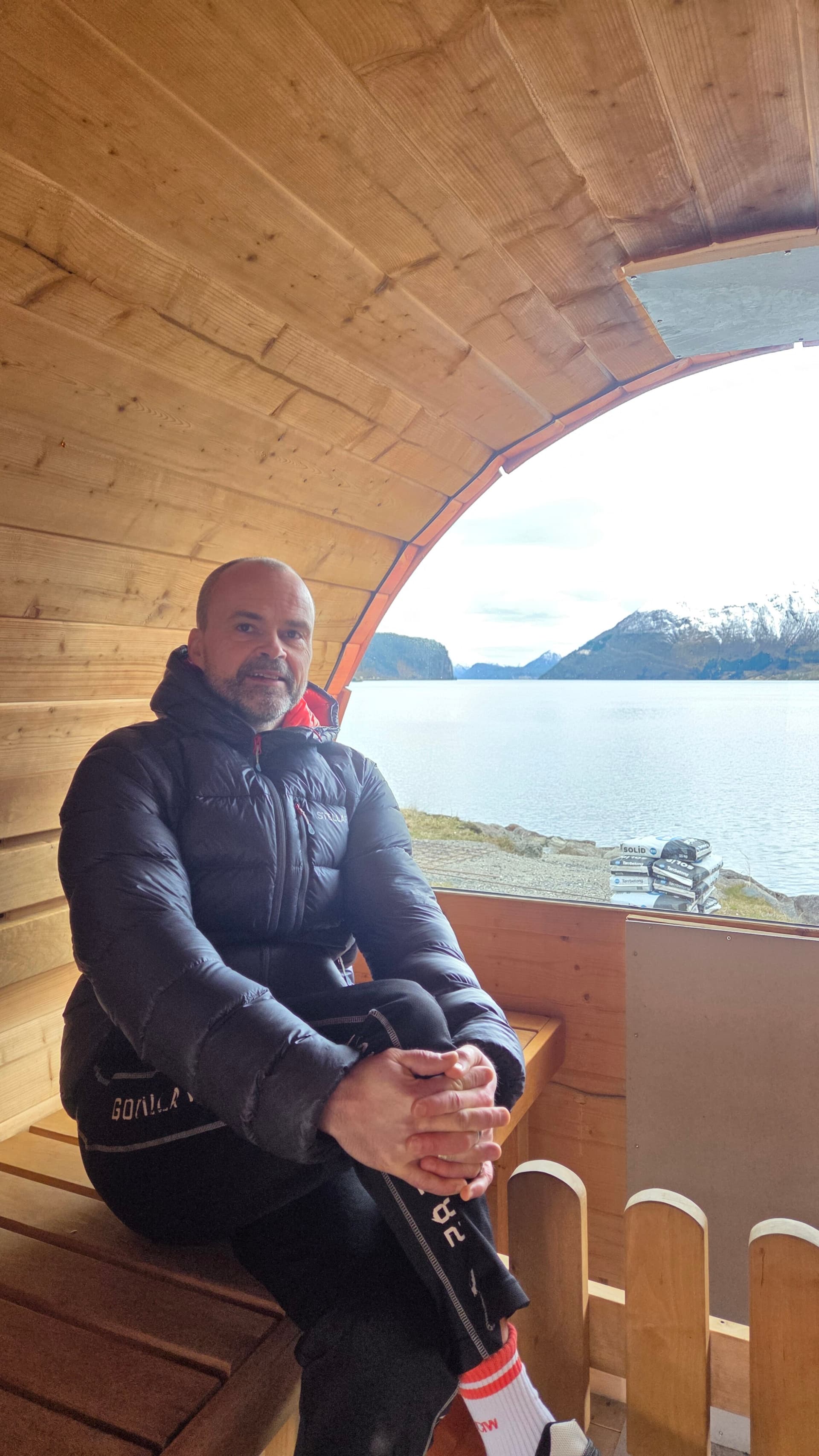 Ronny, eier av Honndalen Gym og Sauna, i saunaen med utsikt over Nordfjord